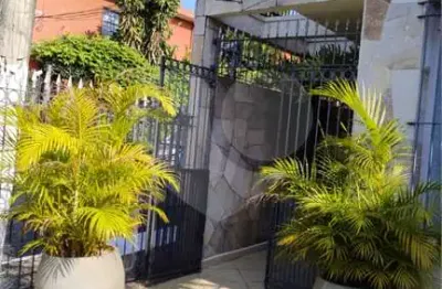 Linda casa em avenida super aconchegante de moema, com 202 m² de área construída.