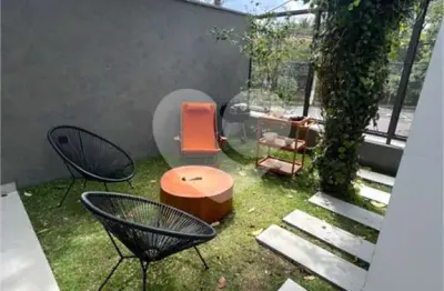 Casa de condomínio com finíssimo acabamento e bem localizado