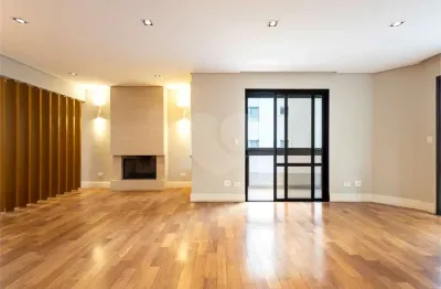 Apartamento à venda em moema 216m², 4 dormitórios, 3 suítes, fora de rota na melhor localização!