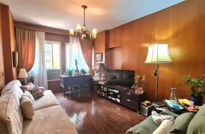 Apartamento de 235m² com 3 dormitórios, sendo 1 suíte, living com sala de jantar e 2 vagas