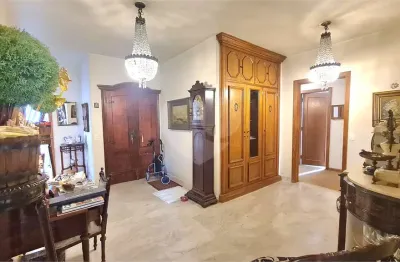 Apartamento de 235m² com 3 dormitórios, sendo 1 suíte, living com sala de jantar e 2 vagas