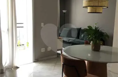 Excelente cobertura duplex à venda com planta ampla e bem distribuída em sala para dois ambientes. reformada!