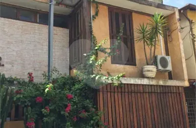 Sobrado na vila mariana - 03 dormitorios - 01 vaga. rua residencial.