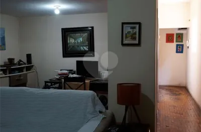 Casa residencial com excelente localização, perto de 03 estações e 800m do parque.