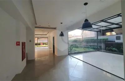 Loja em edifício comercial para venda ou locação com 218m² e 6 vagas de garagem