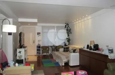 Linda casa de condomínio com portaria e segurança 24 horas.