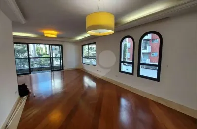 Apartamento a venda em moema, fora de rota com 3 vagas.