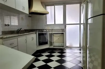 Oportunidade para modernizar em rua tranquila no itaim bibi