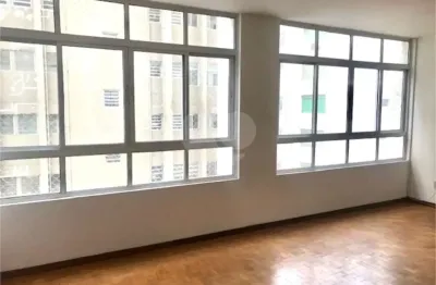 Santa cecília / 2 dorm. / dep. empr. / 1 vaga / lazer / próx. metrô / janelão