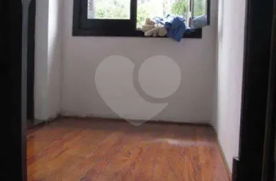 Sobrado não geminado com 03 dormitorios 300mts do metro santa cruz
