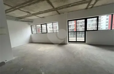 Sala comercial 78 m2 2 banheiros 2 vagas com ar, novo em prédio icônico