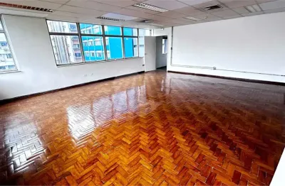 Conjunto comercial com 328m2 com 06 salas e 05 vagas de garagem