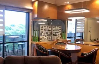 Apartamento de 97m2, 3 dormitórios, 1 suíte, varanda, 3 vagas demarcadas, lazer na vila clementino.