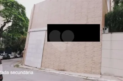 Para locação em moema, este amplo espaço comercial para locação oferece 800 m² com entrada em duas ruas! único na região!