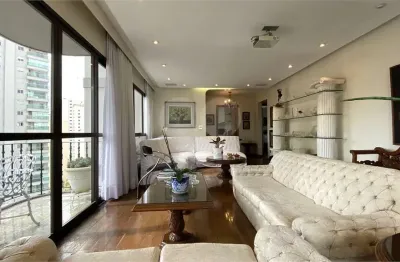 Apartamento de 156m², em andar alto, com 3 suítes, 3 vagas, varanda e lazer completo