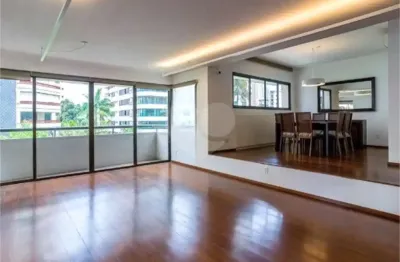 Apartamento á venda na aclimação reformado com varanda, 3 suítes, 4 vagas, próximo ao parque da aclimação !!