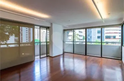 Apartamento á venda na aclimação reformado com varanda, 3 suítes, 4 vagas, próximo ao parque da aclimação !!