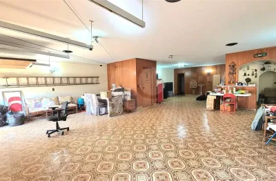 Casa com 4 dormitórios, 2 suítes, master com closet, living, quintal e muito mais!
