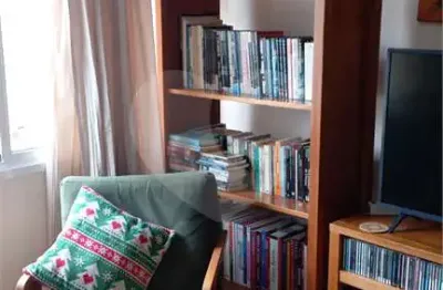 Apartamento de 2 dormitórios a venda, com sala ampla, cozinha planejada, excelente para morar em um bairro nobre.