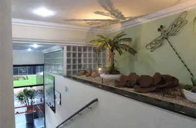Conjunto com 125m2 de au sendo 5 salas e 2 banheiros em prédio com portaria 24 horas.