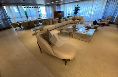 Apartemento com 215 m2, 3 suítes e 3 vagas a venda em moema