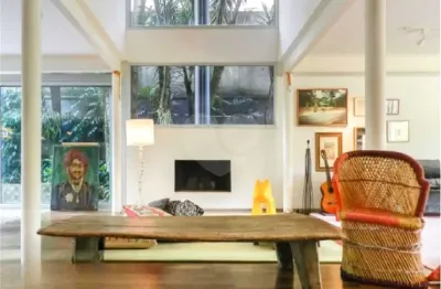 Casa com 3 quartos para alugar na Rua Bragança, --, Pacaembu, São Paulo