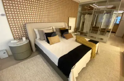 Apartamento com 215 m2, terraço, 3 suítes e 3 vagas, a venda em moema