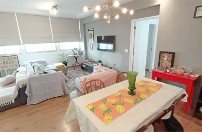 Apartamento com 107m² 3 quartos, 1 suíte, reformado com ar condicionado 2 vagas e piscina
