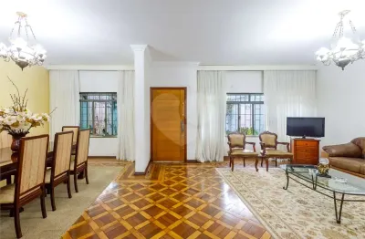 Sobrado de 400m2 de área útil, 6 dormitórios, living 4 ambientes, quintal, 6 vagas, no planalto.