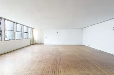 Amplo apartamento em excelente localização, no coração dos jardins