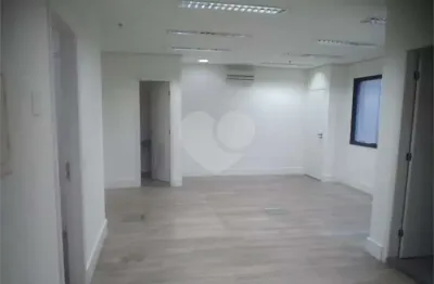 Amplo e versátil sala de 286 m2 no coração da vila olímpia