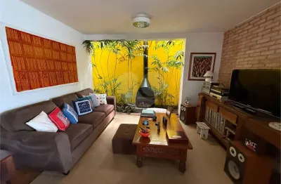 Casa charmosa e aconchegante no jardim américa, com 3 dormitórios, sendo 1 suíte e 2 vagas