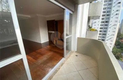 Apartamento todo reformado, com 120 m2, terraço, 3 quartos (1 suíte) e 2 vagas a venda em moema