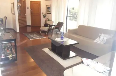 Apartamento com 155 m2 em rua tranquila e arborizada , 3 dormitórios, sendo 1 suite e 2 vagas