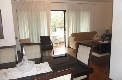 Apartamento com 155 m2 em rua tranquila e arborizada , 3 dormitórios, sendo 1 suite e 2 vagas