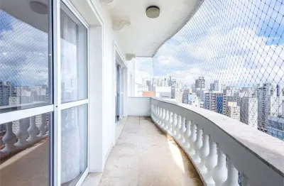 Apartamento andar alto vista livre, prédio estilo neoclássico