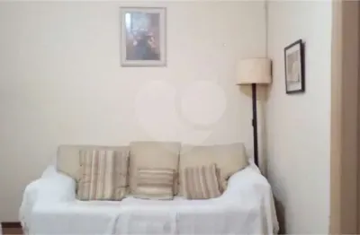 Casa térrea à venda de 78 m² de área útil e 148 m² de área total para demolição.