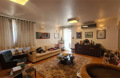 Apartamento de 130m² com 2 dormitórios mobiliado para locação.