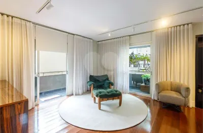 Apartamento com 210m² 3 dormitórios (2 suítes) e 2 vagas em moema