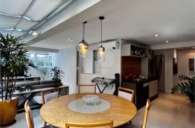 Bairro arborizado, residencial e perto de estação de metro!