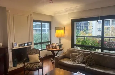 Apartamento de 220m² no itaim bibi com 3 suítes, living para 3 ambientes com varanda, 3 vagas na garagem