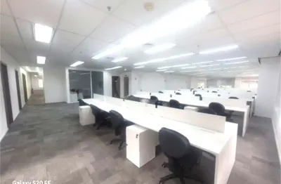 Laje corporativa com 1.093 m²,  em vau livre, mobiliada com 138 posições de trabalho