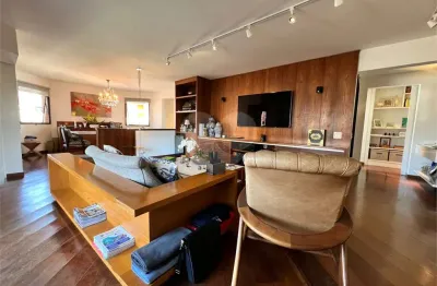 Totalmente reformado / 230m² / 3 suítes / 3 vagas de garagem