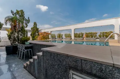 Cobertura reformada, com 630m² de área útil, 3 suítes e 6 vagas de garagem
