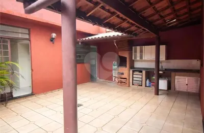 Casa de 147m², 3 dormitórios, 2 banheiros, quintal, 2 vagas no brooklin