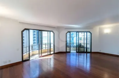 Viva no coração do itaim neste equipado 240m2 de 3 quartos e varanda com fantástica vista