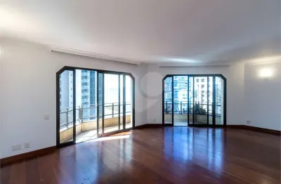 Viva no coração do itaim neste equipado 240m2 de 3 quartos e varanda com fantástica vista