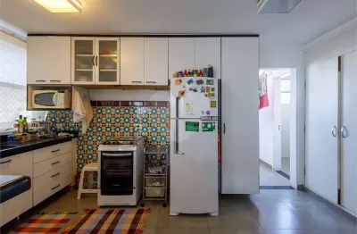 Higienópolis, reformado, 3 quartos (1 suíte), 1 vaga, aceita pets, próximo ao shopping e ao metrô.