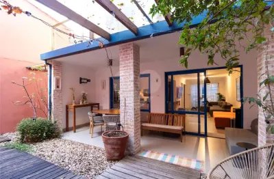 Casa charmosa e aconchegante, reformada com 3 dormitórios, sendo 2 suítes no brooklin.