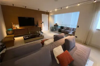 Apartamento com 151 m2, 3 suítes, varanda integrada ao living e 5 vagas, a venda na melhor parte do campo belo